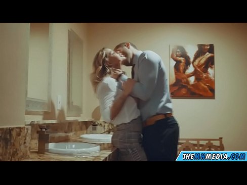 ❤️ Том биетэй шаргал үст таныг нийтийн бие засах газар уруу татах үед ❤️ Секс видео манайд